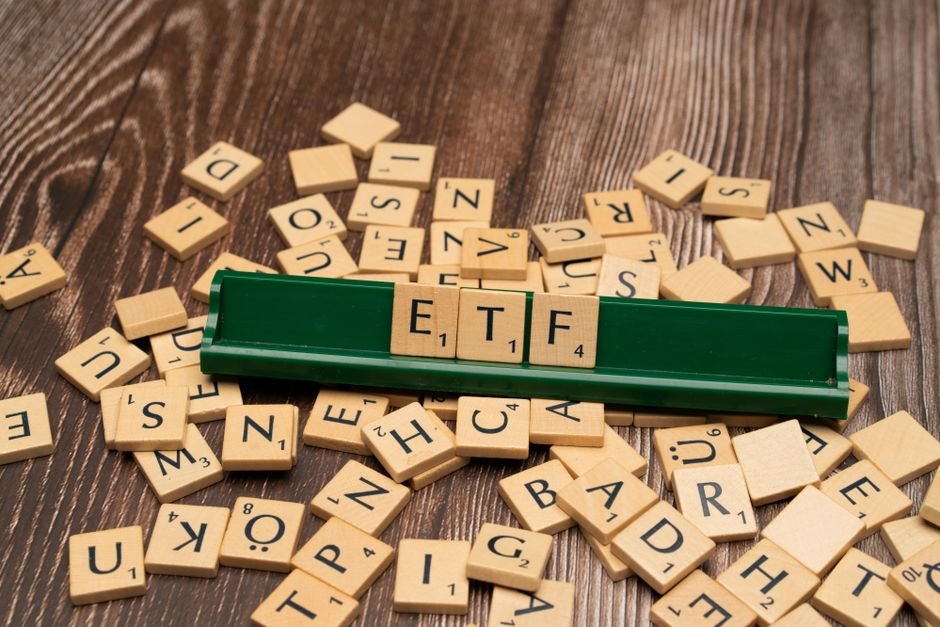 Infographic explaining Abgeltungssteuer on ETF investments in Germany, showing tax calculation and percentage rates