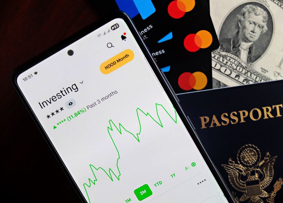 Choosing investment app: Bitpanda vs Trade Republic comparison on smartphone