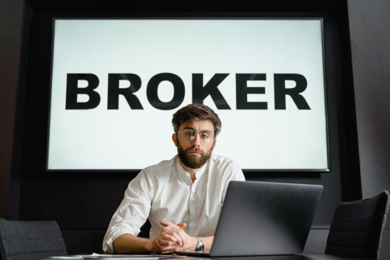 European broker comparison table showing top DEGIRO alternatives with fees features and ratings