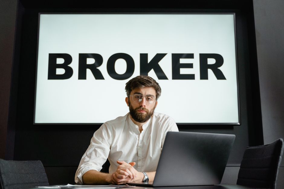 European broker comparison table showing top DEGIRO alternatives with fees features and ratings