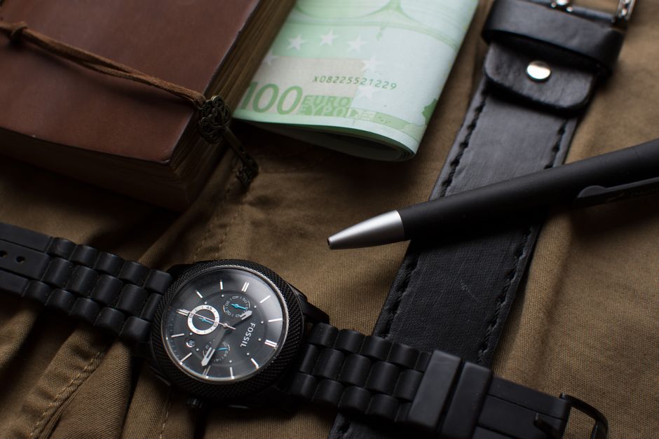 Close-up of a money wallet with precision coins and Swissquote trading fees details