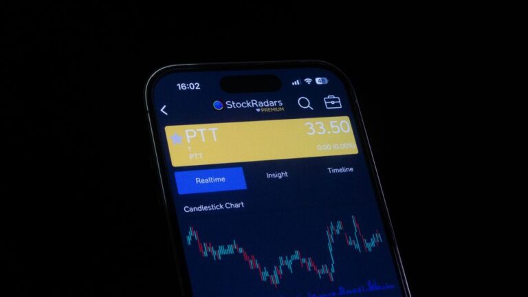 Trade Republic vs Flatex comparison on a smartphone trading app screen