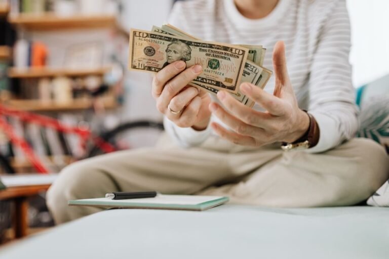 Person investing money in ETFs to grow wealth with a 500 euro budget