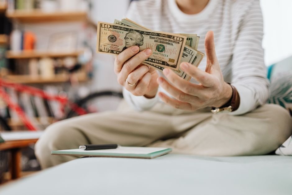Person investing money in ETFs to grow wealth with a 500 euro budget