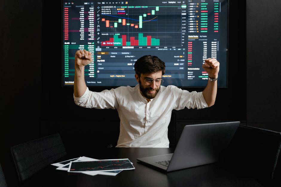 Young European investor using a laptop with coffee while comparing the best neobroker Europe 2026 options