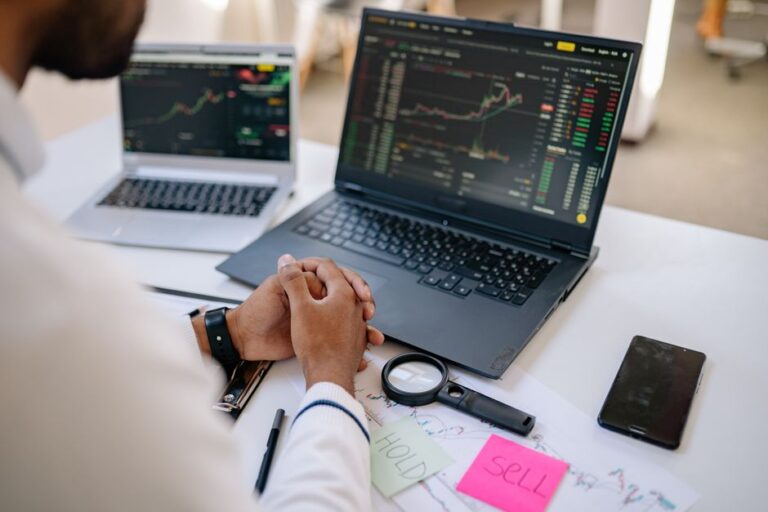 Person using a laptop to trade stocks with a broker with no fees in Europe