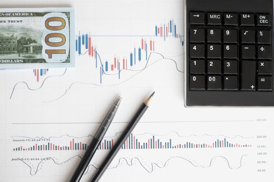 Compound interest ETF Europe calculator showing growing money graph with exponential wealth curve