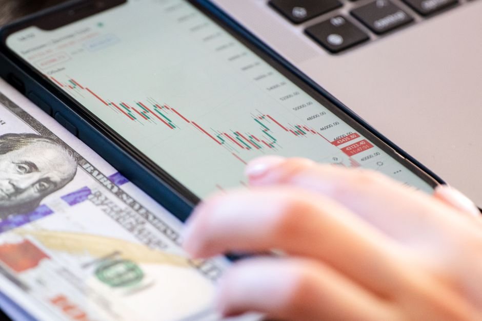 Person investing money steadily to illustrate euro cost averaging explained
