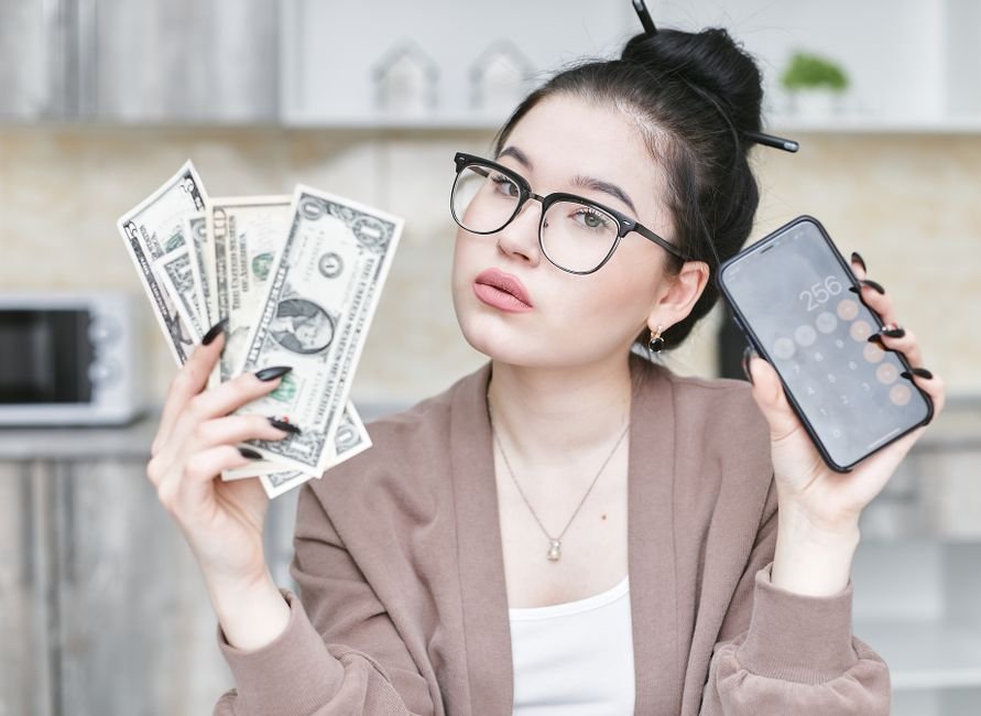 Young person investing money with a small budget to start building wealth