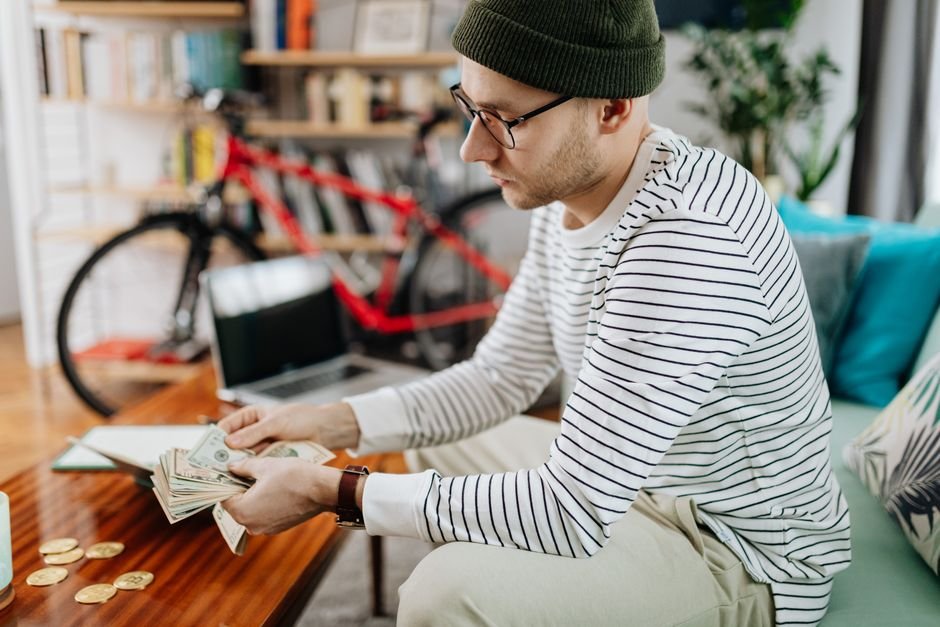 Young person starting to invest with 50 euros, learning small money investment strategies