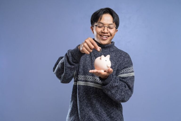 Young person saving money in a jar to start investing with 500 euros