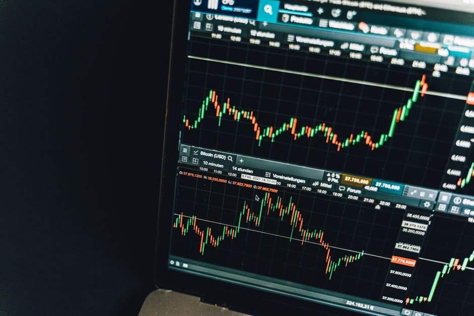 Beginner investors learning about the Dutch stock exchange and trading on Euronext Amsterdam