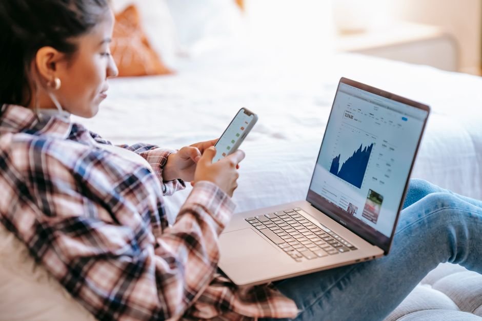Young person using a phone to start investing with little money in Europe